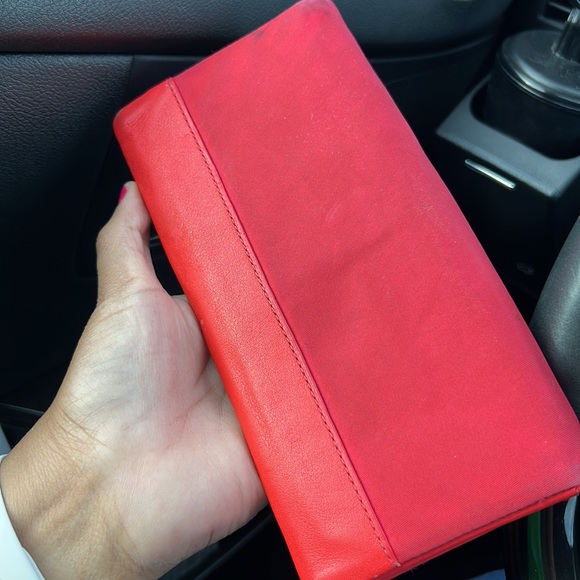 FLASH SALE Tumi Red 2 in 1 Large Wallet - Picture 4 of 9